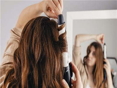 الطريقة الصحيحة لتنظيف مكواة تجعيد الشعر