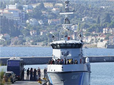 اليونان تنقذ 40 مهاجرًا جنوب جزيرة كريت