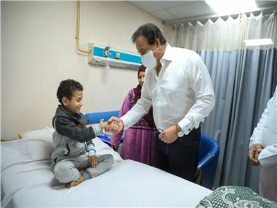 وزير الصحة يتفقد مستشفى قها التخصصي ويوجه بإعادة توزيع الصيادلة
