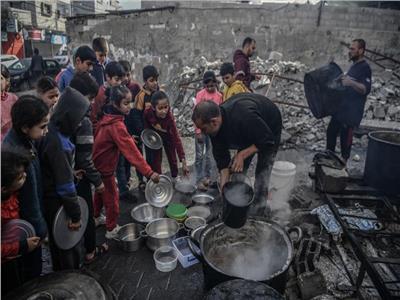 أهالي غزة يواجهون الجوع بطهي الأعشاب وخبز علف الحيوانات في ظل شح الطعام