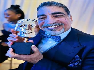 سيد بدرية يسجد على مسرح «البافتا» بعد فوزه بجائزة أفضل فيلم