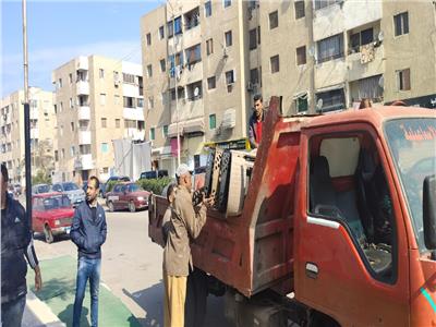 تنفيذ حملات لإزالة الإشغالات والتعديات بعدة مناطق بحي ثالث الإسماعيلية