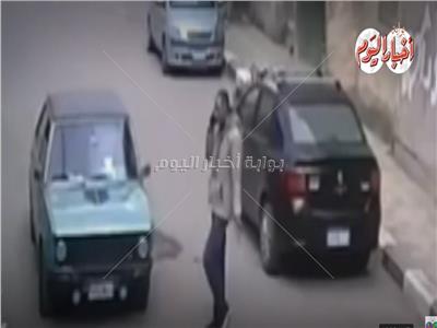 «في عز الضهر».. سرقة مبلغ مالي من داخل سيارة ملاكي بالقناطر| فيديو