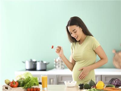 منها البروتينات والألبان.. الأطعمة التي ينصح تناولها أثناء الحمل