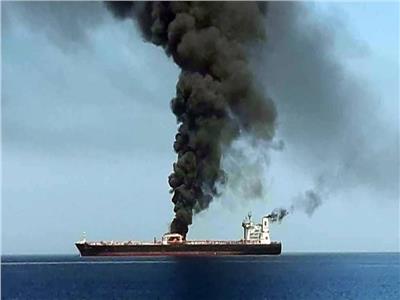 هجوم صاروخي على سفينة قبالة السواحل اليمنية يتسبب بنشوب حريق