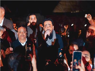 تفاعل الجمهور مع رامي جمال وهارموني عند سفح الأهرامات | صور