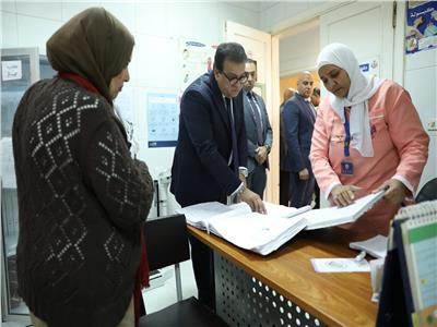 "غياب الأطباء".. وزير الصحة يتفاجئ بعدم انضباط العمل داخل مركز ميت عقبة