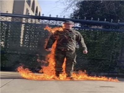 ما هوية الجندي الذي أشعل النار في نفسه أمام سفارة إسرائيل بواشنطن؟