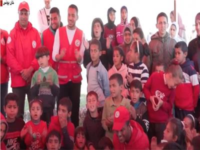 الهلال الأحمر يقدم خدمات الدعم النفسي للأطفال في مخيم «مواصي» بغزة