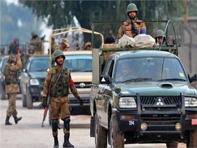 مقتل وإصابة 4 ضباط شرطة في تبادل لإطلاق النار مع مسلحين شمال غربي باكستان