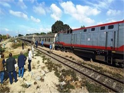 مصرع 3 أشخاص صدمهم قطار أثناء عبور شريط السكة الحديد بقها