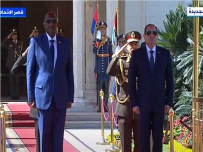 لحظة استقبال الرئيس السيسي الفريق البرهان بقصر الاتحادية