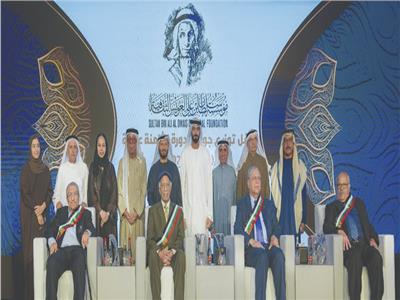 بحضور رموز ثقافية عربية| وزير ثقافة الإمارات يُسلم جوائز «العويس الثقافية»