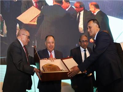 «خبراء الضرائب العرب» يهدي رئيس الوزراء درع الاتحاد