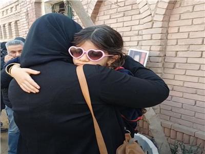 ابنة حلمي بكر تنهار من البكاء لحظة وداع والدها لمثواه الأخير