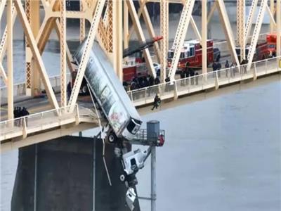 شاهد| إنقاذ سائق من شاحنة تتدلى من جسر في الولايات المتحدة