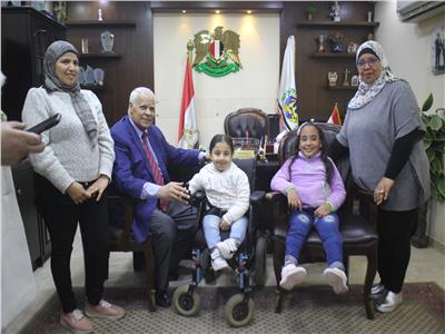 حزب مصر القومي يكرم طفلتين من «قادرون باختلاف»