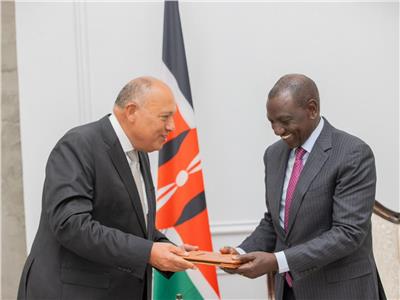 سامح شكري يُسلِّم رسالة من الرئيس السيسي إلى الرئيس الكيني ويليام روتو 