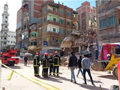 مصرع شخصين وإصابة 3 آخرين إثر انهيار عقار في الإسكندرية