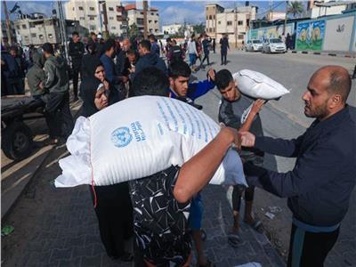 تجميد تأشيرات موظفي الإغاثة الدوليين يُفاقم أزمة إيصال المساعدات لغزة