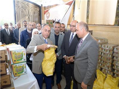 رئيس جامعة المنصورة يقدم هدية شهر رمضان للعاملين بالقطاعات المختلفة