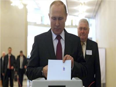 روسيا تتجه إلى صناديق الاقتراع.. بوتين رئيسا قبل الانتخابات وبعدها