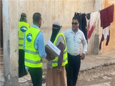 «مستقبل وطن» يواصل توزيع السلع الغذائية على المستحقين بمدينة القصير