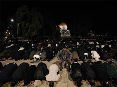 رغم القيود.. 40 ألف مصل برحاب المسجد الأقصى بتراويح رابع ليالي رمضان | صور