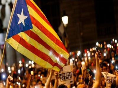 كتالونيا تدعو لانتخابات مبكرة عشية تصويت مدريد على العفو عن نشطاء انفصاليين