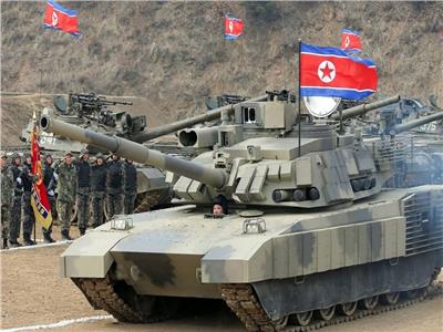 زعيم كوريا الشمالية يقود بنفسه دبابة قتالية خلال تدريبات عسكرية