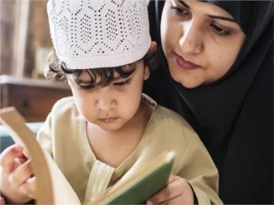 كيف تجعلين طفلك يحب قراءة القرآن؟