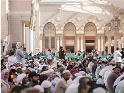 ضيوف برنامج خادم الحرمين الشريفين يؤدون صلاة الجمعة الأولى من رمضان بالمسجد الحرام