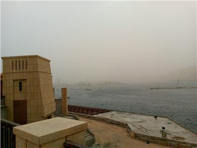 بسبب العاصفة الترابية.. غلق حركة الملاحة الجوية والنهرية في أسوان
