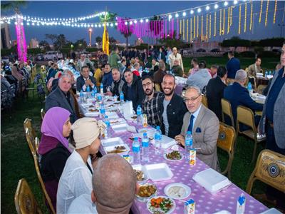 رئيس جامعة طنطا ينظم حفل إفطار جماعي لـ1000 من العمالة المؤقتة  