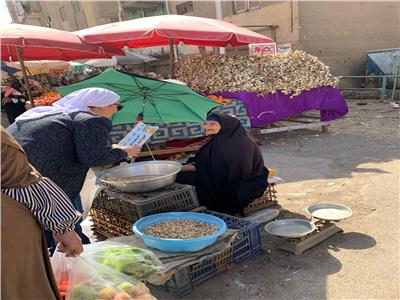 المصريين الأحرار بالسويس يحتفل بعيد الأم بتوزيع الهدايا على الأمهات البائعات في الأسواق
