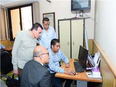 «النعماني» يتابع سير العمل بمركز الخدمات الإلكترونية والمعرفية بجامعة سوهاج 