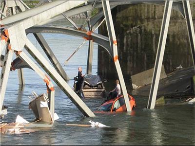 «الإطفاء» الأمريكية: البحث جار عن 20 شخصًا سقطوا في النهر عقب انهيار جسر «بالتيمور»