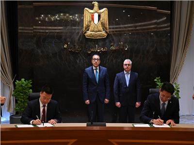 «مدبولي» يشهد توقيع عقد نقل حق انتفاع أرض تابعة لاقتصادية قناة السويس لشركة صينية 