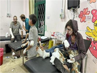 إصابة صحفيين في قصف إسرائيلي استهدف مستشفى شهداء الأقصى في قطاع غزة