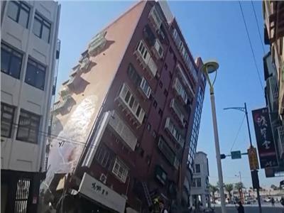 فيديو| مذيعة تايوانية تقدم النشرة خلال زلزال جعل أجهزة الاستديو تتراقص