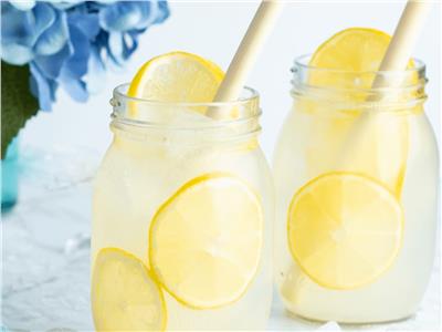 للشعور بالإنتعاش.. طريقة تحضير عصير الليمون بالزنجبيل المثلج