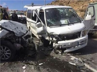 مصرع شخص وإصابة 14 آخرين في حادث انقلاب سيارة بالمنيا  