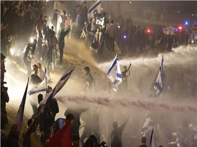 خلال مطالبتهم بصفقة تبادل للرهائن.. عملية دهس لمتظاهرين إسرائيليين في تل أبيب