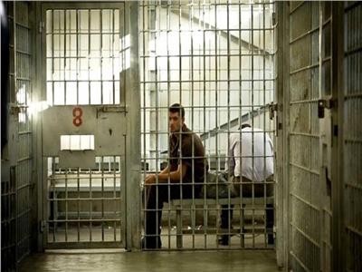 صحيفة إسرائيلية تكشف تفاصيل تعرض معتقلين فلسطينيين لبتر أقدامهم بسجون الاحتلال