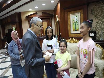 محافظ المنيا يوزع العيديات والهدايا على أطفال مؤسسات دور الرعاية