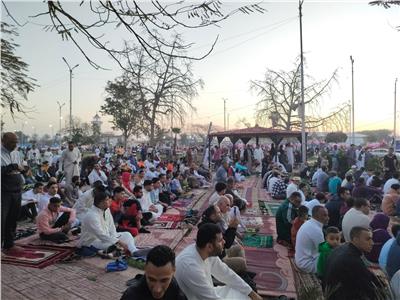 أهالي الإسماعيلية يتوافدون لأداء صلاة العيد بمسجد الصالحين| فيديو