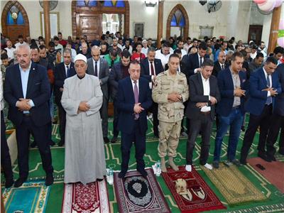 محافظ الإسكندرية يشارك المواطنين صلاة عيد الفطر بمسجد البوصيري