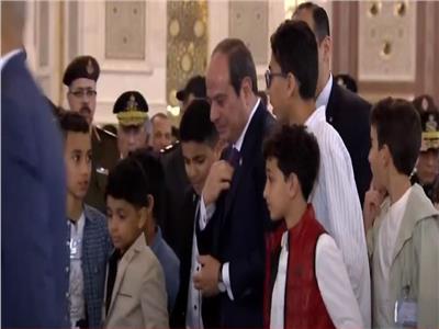 الرئيس السيسي يصافح الأطفال بعد أداء صلاة عيد الفطر