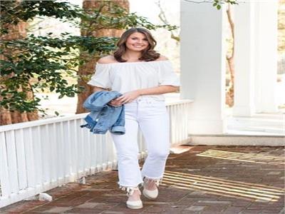 «الجينز الأبيض» يتربع على عرش الموضة في ربيع 2024