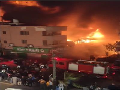 نيابة الإسكندرية تباشر تحقيقاتها في حريق اندلع بـ 4 محال بالعجمي 